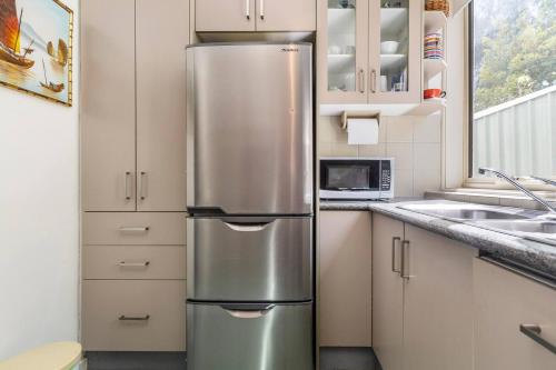 Kitchen, Crimson Clover - Cosy Retreat near Swinburne Uni in Hawthorn