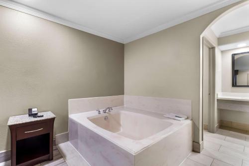 King Bed Jetted Tub Suite Smoking