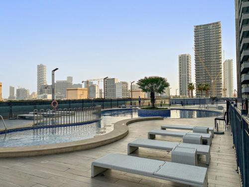 Spacious 1BR Dubai Stay Close to Marina, Emirates Mall & Miracle Garden, Dubai (Foto 2)