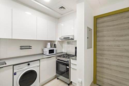 Spacious 1BR Dubai Stay Close to Marina, Emirates Mall & Miracle Garden, Dubai (Foto 8)