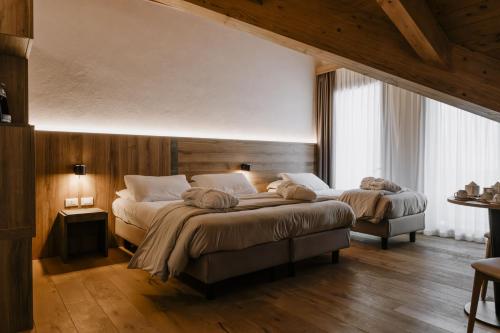1 queen bed, 2 twin beds
