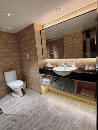 Deluxe Suite image 3