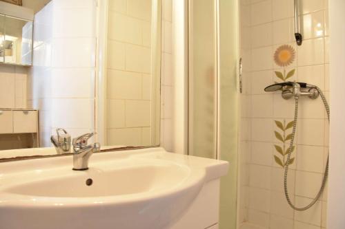 One-Bedroom Apartment image 7