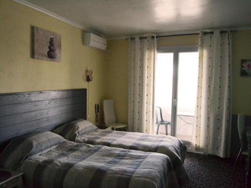 Standard Triple Room with bathroom and terrace