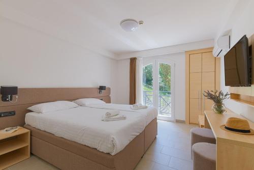 4 twin beds, 1 sofa bed
