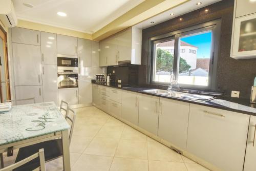 Modern Vacation Home With Pool In Quarteira in Quarteira Városközpont