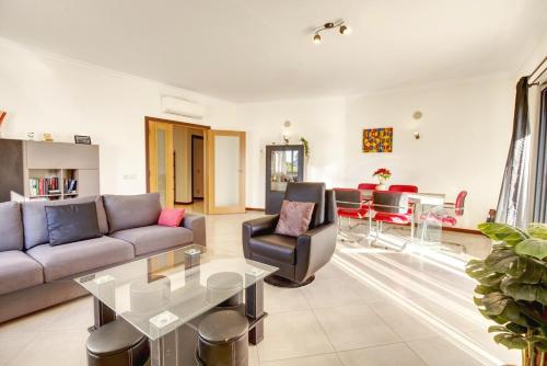 Modern Vacation Home With Pool In Quarteira in Quarteira Városközpont