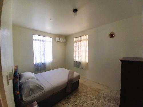Dado's Place - 2 bedroom house with AC and verandah in Calibishie