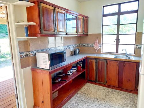 Dado's Place - 2 bedroom house with AC and verandah in Calibishie