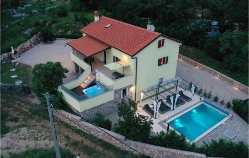 Peldbaseins, Villa Holiday Home Tos in Risika