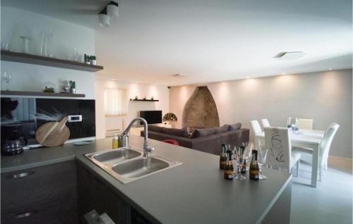 virtuve, Villa Holiday Home Tos in Risika