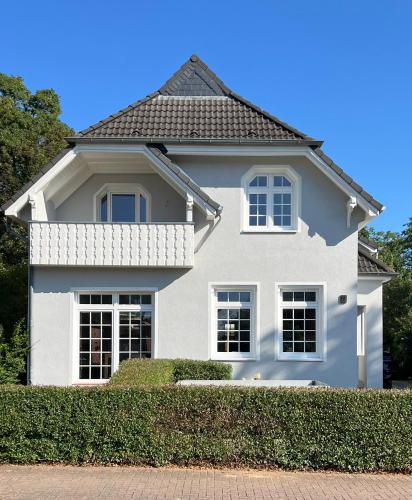 CLS Moderne Villa Bad Schwartau mit Garten für bis zu 6 Personen, 2 E-Ladesäulen, 3 Parkplätze, Loggia, Big GREEN EGG, Massagesessel, Kaffeevollautomat, großes Haus zwischen Lübeck und Ostsee, ideale A1 Anbindung nach Hamburg, Lübeck, Timmendorfer Strand in Bad Schwartau, Deutschland