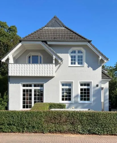 CLS Moderne Villa Bad Schwartau mit Garten für bis zu 6 Personen, 2 E-Ladesäulen, 3 Parkplätze, Loggia, Big GREEN EGG, Massagesessel, Kaffeevollautomat, großes Haus zwischen Lübeck und Ostsee, ideale A1 Anbindung nach Hamburg, Lübeck, Timmendorfer Strand in Bad Schwartau, Deutschland