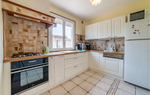 virtuve, Stunning Home In Bassan With Wifi in Bassan