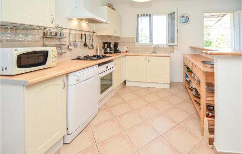 virtuve, Stunning Home In Bordezac With Wifi in Besseges