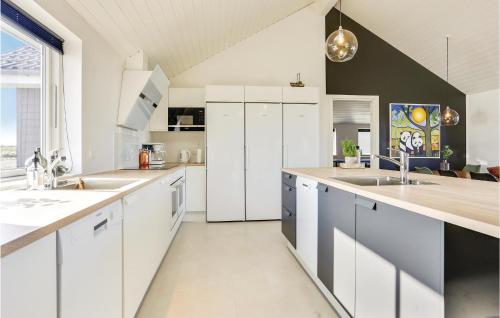 Cuina, 8 Bedroom Awesome Home In Thisted in Norre Vorupor