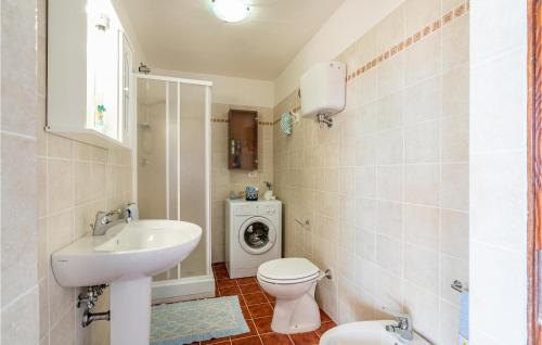Four-Bedroom Holiday Home image 1