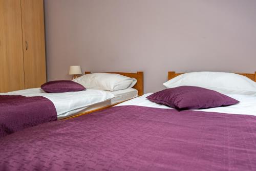 3 twin beds