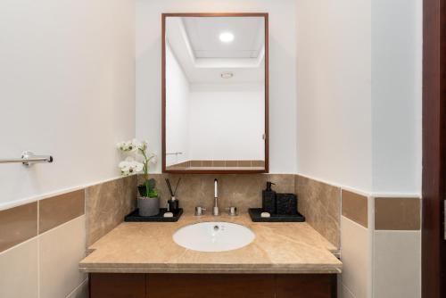 Lux BnB I 29 Blvd I Burj Khalifa & Fountain Views, Дубай (фото 8)