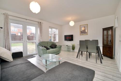 Clothier House - Stylish 3Bed Haven, WiFi & Driveway Parking