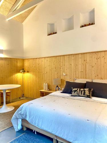 1 double bed, 2 twin beds