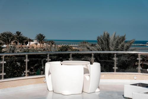 balcon/terasă, Caves Beach Resort Adults Only in Al Ahyaa