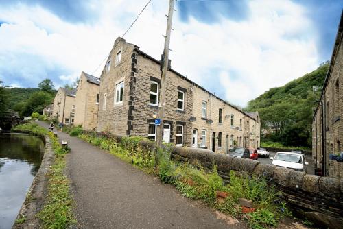 Hebden Bridge Haven - Stylish, Cosy, Canal Side, Pet Friendly in Hebden Bridge