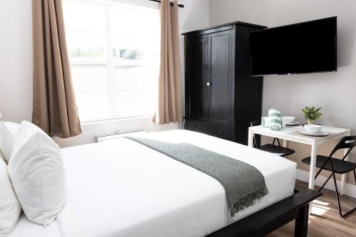 Queen Studio with Sofa Bed