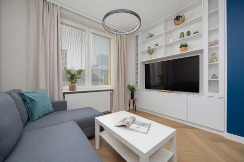 Apartament w Sercu Warszawy Biurko do Pracy Zdalnej by Noclegi Renters, Warszawa