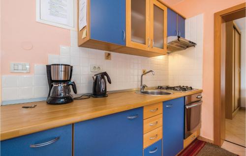 kuhinja, Cozy Apartment In Moscenicka Draga With Wifi in Sveti Petar