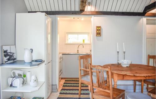 virtuve, Pet Friendly Home In Beddingestrand in Beddingestrand