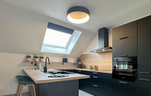 廚房, 2 Bedroom Beautiful Apartment In Bièvre (2 Bedroom Beautiful Apartment In Bievre) in 比耶夫爾