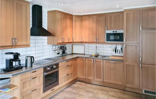 virtuve, Amazing Home In Tingsryd With Wifi in Alšulta