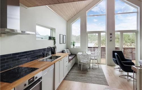 Awesome Home In Urangsvåg With Wifi