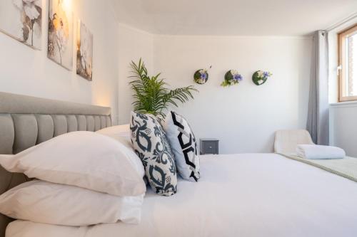3 Bed Luxury Property in Chelsea, 2 King Size Bed, 1 Double Bed, ideal for families, London