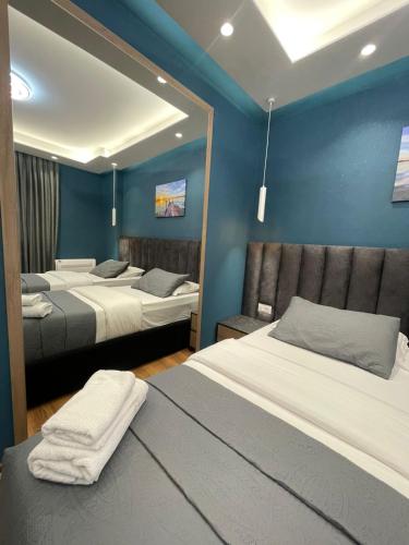 2 twin beds
