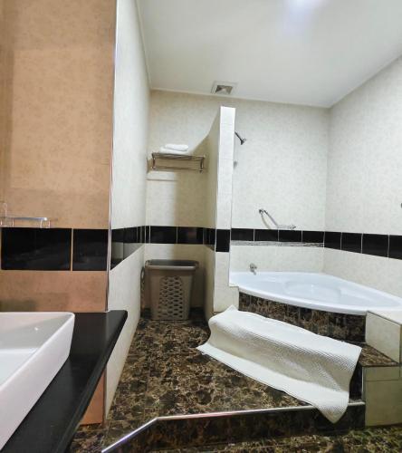 Deluxe Double Room image 6