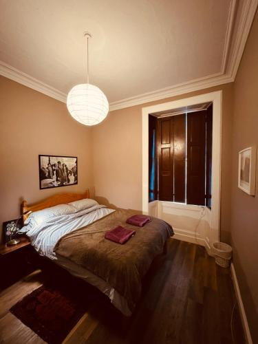 Central Room In Historic Tenement Shared Apartment Near Old Town, Edinburgh