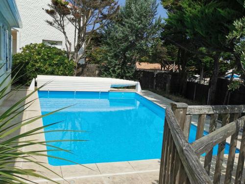 Villa de plain-pied avec piscine chauffée à 50m de la plage, jardin clos, WIFI, 1000m des commerces - FR-1-324-251 gîte à louer Le Sablais