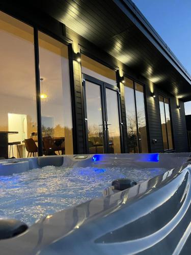 Luxurious Lodge with Hot Tub on NC500 - Thrumster Lodges gîte à louer Loch of Yarrows
