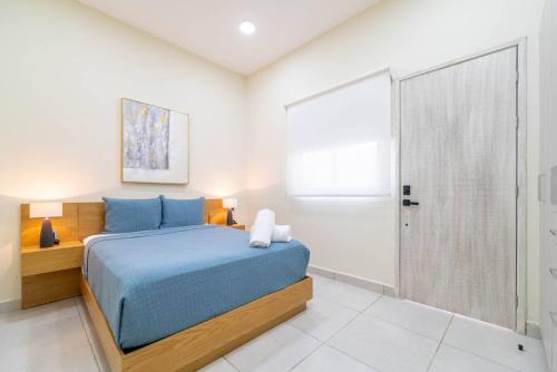 2 BD Suite with Balcony Gym Rooftop Pool - image 3