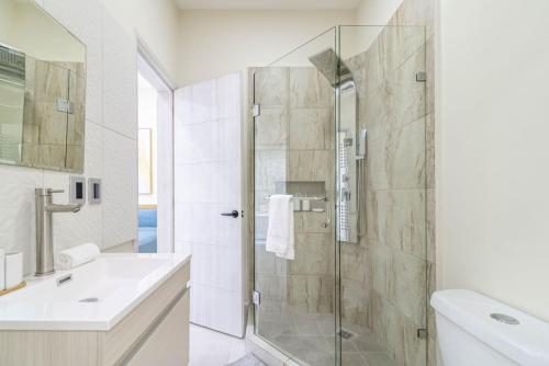 2 BD Suite with Balcony Gym Rooftop Pool - image 2