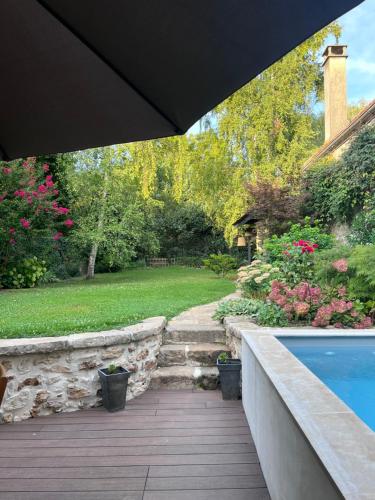 Dārzs, Maison Charmille in Fericy