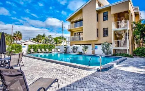 Beachfront 3-Bed I Location! Stunning Sunsets, Clearwater Beach (photo 6)