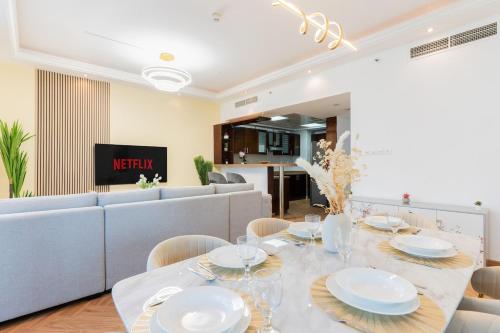 Luxury 3BR with Stunning Full Marina View in Dubai - image 13