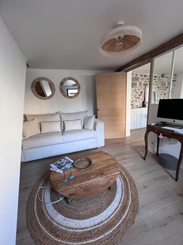 Koplietošanas atpūtas telpa ar TV, Maison Charmille in Fericy