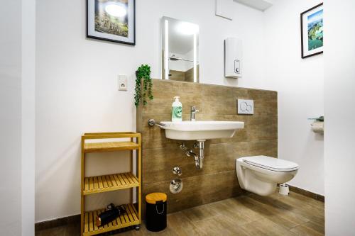 Bad, Boardinghaus Grünefeld W4 I by WOOON I Küche I Smart TV I P I Rainshower (Boardinghaus Grunefeld W4 I by WOOON I Kuche I Smart TV I P I Rainshower) in Mettingen