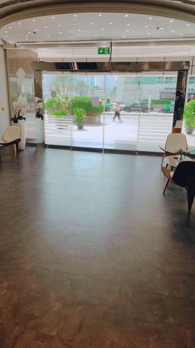Luxury 1 BHK with Panoramic Marina View - image 9