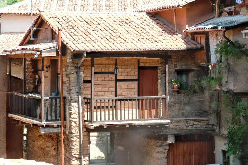 Charming House in Robledillo de Gata with Fireplace and Terrace - Robleda
