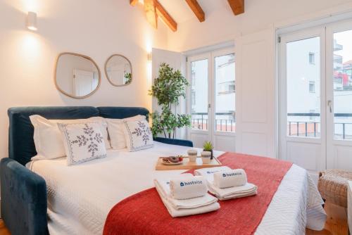 HostWise - Stylish Retreat in Porto's Heart
